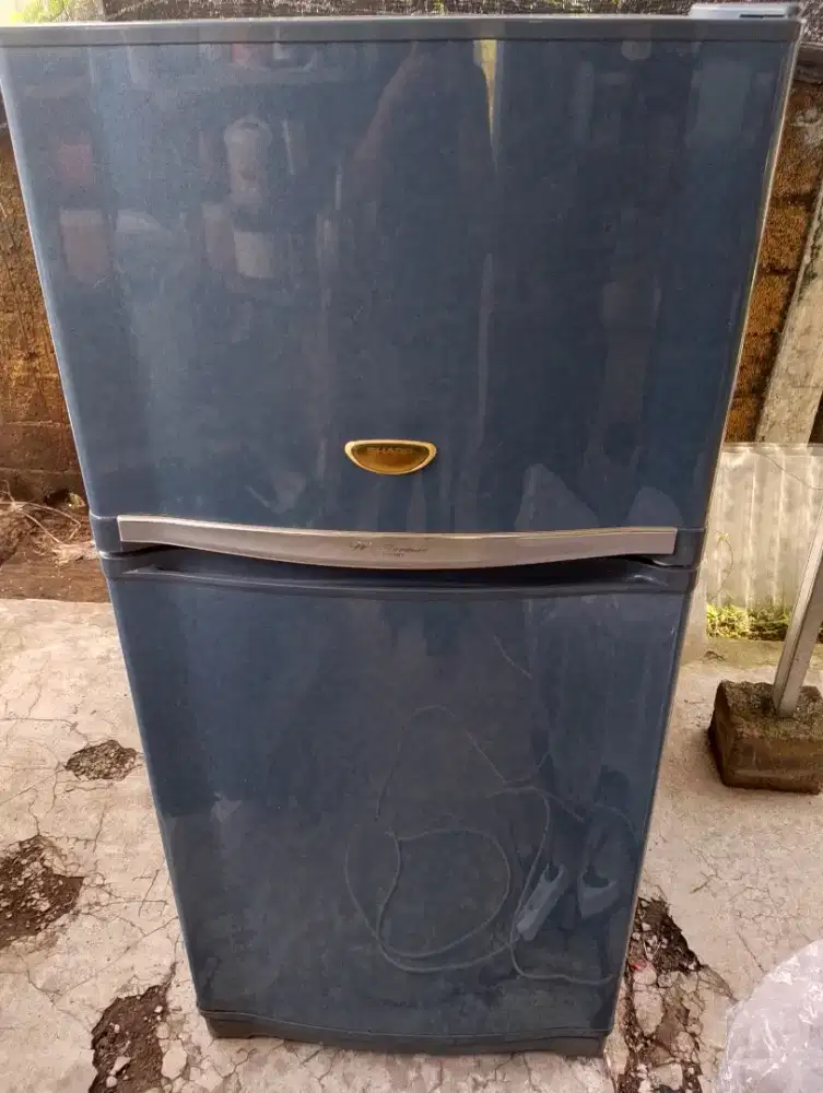 Kulkas 2 pintu merk Sharp jumbo warna biru