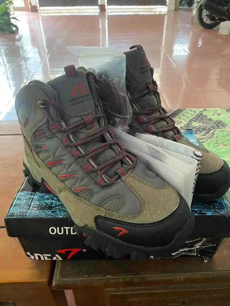 Sepatu gunung SNTA serie 493