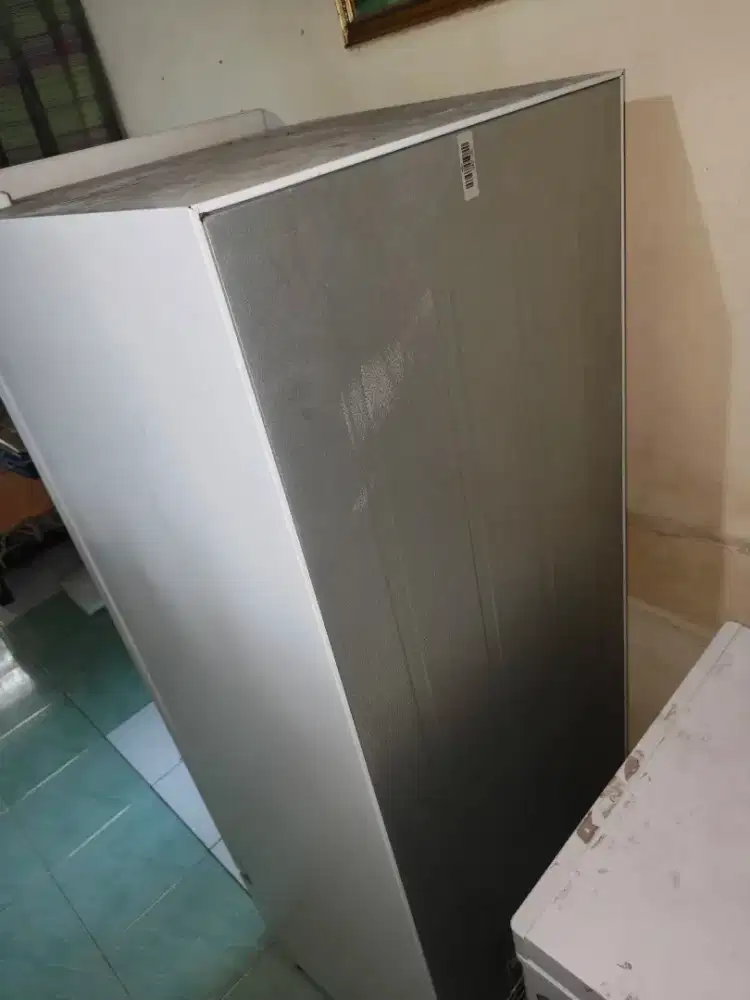 Show case bekas merk RSA second kondisi mulus lecet pemakaian saja