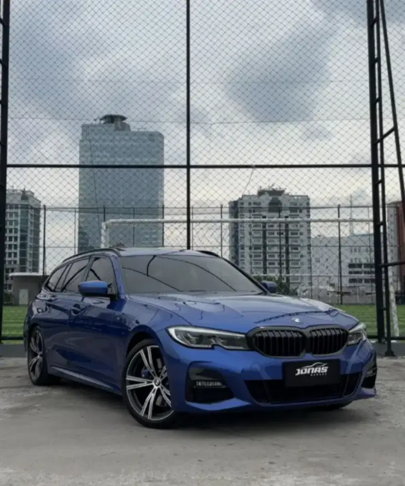 RARE BMW 320i Touring
Portimao Blue on Black CBU
