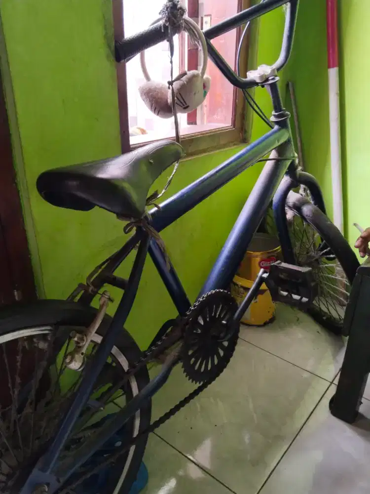 Sepeda BMX , warna biru gelap
