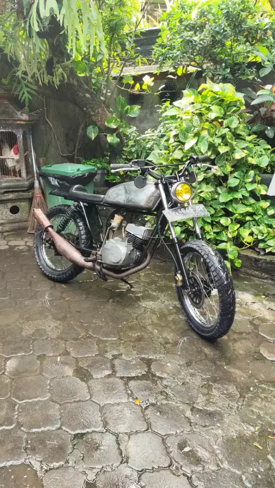 Suzuki TRS 118 Custom Caferacer Tracker