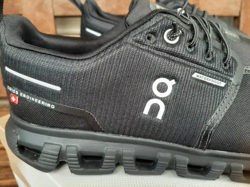 Sepatu on cloud waterproof