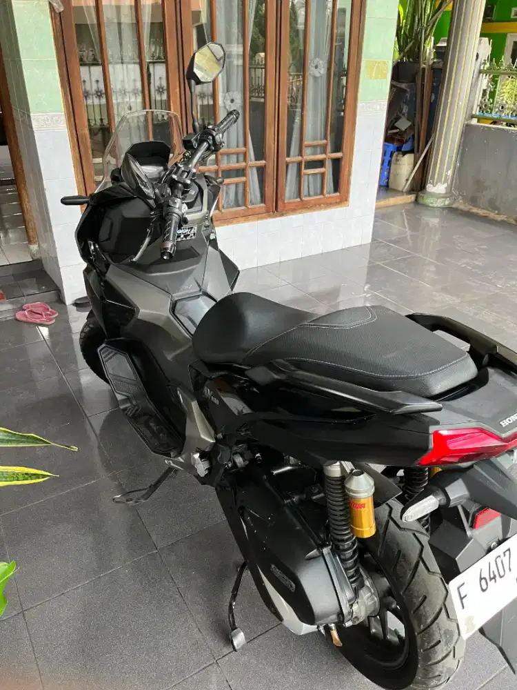 ADV 160 CBS Hitam Glossy