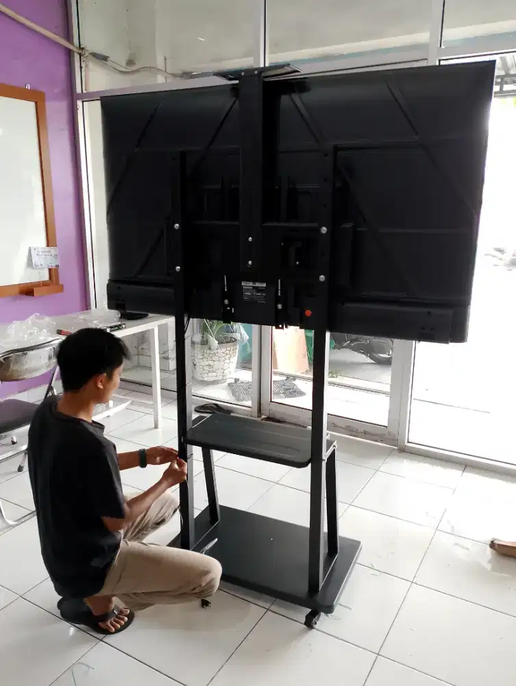Bracket / Braket tv tipe standing dengan roda penguncian