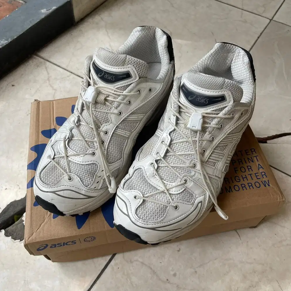 Sepatu sneakers putih asics gel kayano 14 infinite pack white