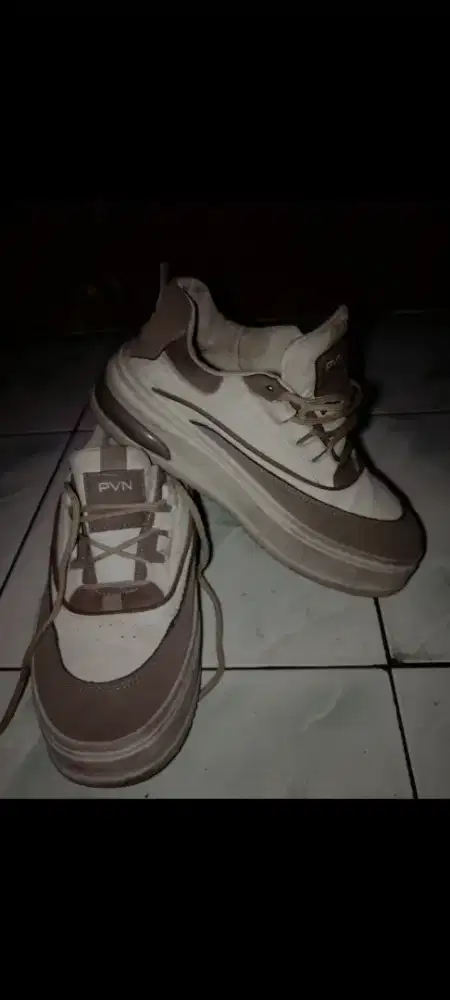 Sepatu sneaker chunky wanita merek PVN