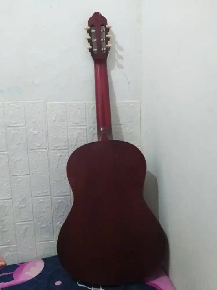 Gitar Klasik / Akustik Nylon – Warna Merah Maroon Elegan