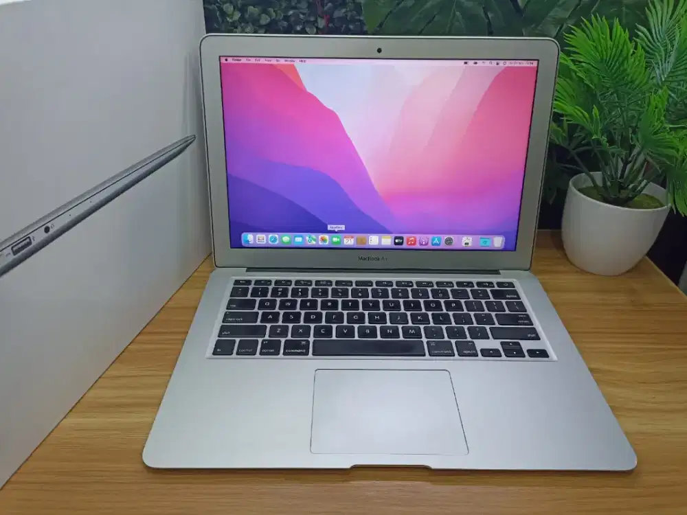 Macbook Air 132015
Ci5, Ram 8Gb 
SSD 128Gb
CC 84 Normal 
FULLSET