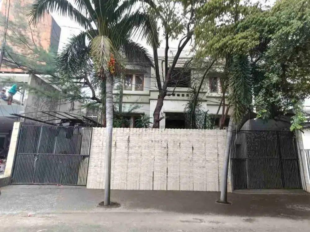 Rumah besar 4 lantai ada basement Row jalan 3 mobil dijual Jatipulo Palmerah Jakarta Barat