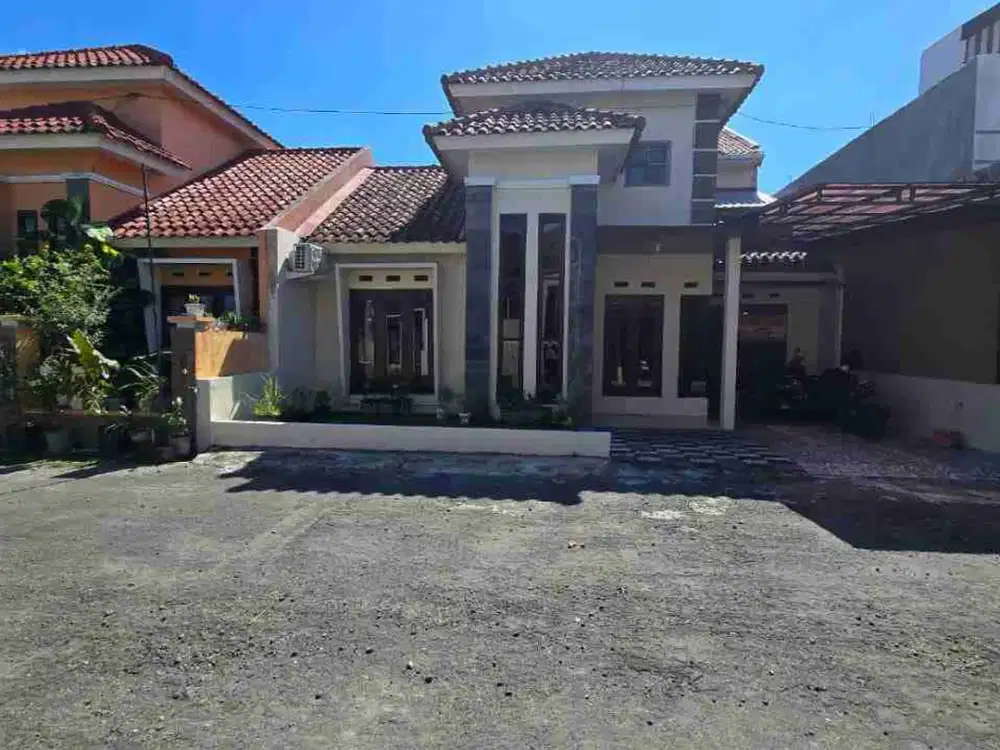 Dijual Rumah Bagus Siap Pakai Lokasi Cluster Colomadu Solo, Jalan Perumahan Lebar. Lingkungan Aman Dan Nyaman.