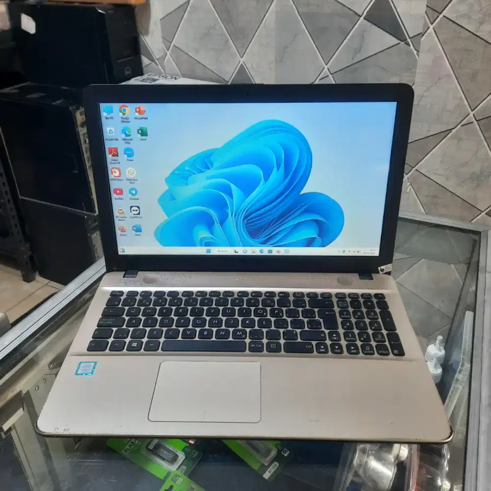 Asus X451UA, Core i5 gen 7, RAM 8GB, SSD 240GB, Layar 15,6 inch