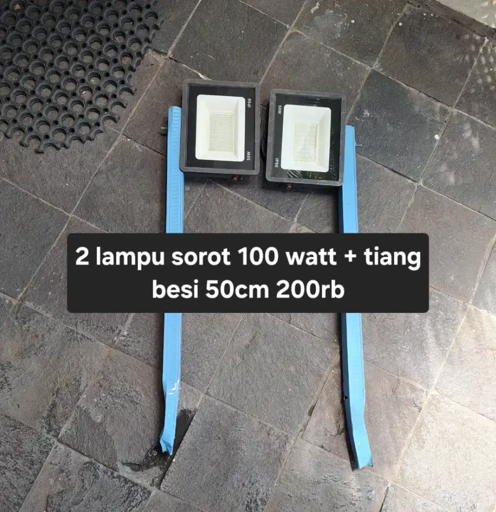 Lampu sorot LED merk cloris 100 watt bekas dengan tiang