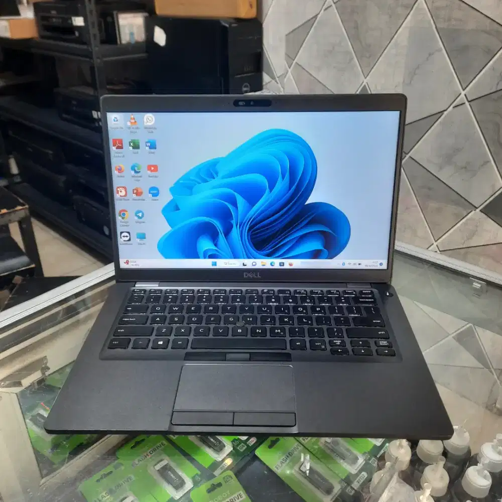 Dell 5400, Core i5 gen 8, RAM 16GB, SSD 256GB, Layar 14 inch FHD