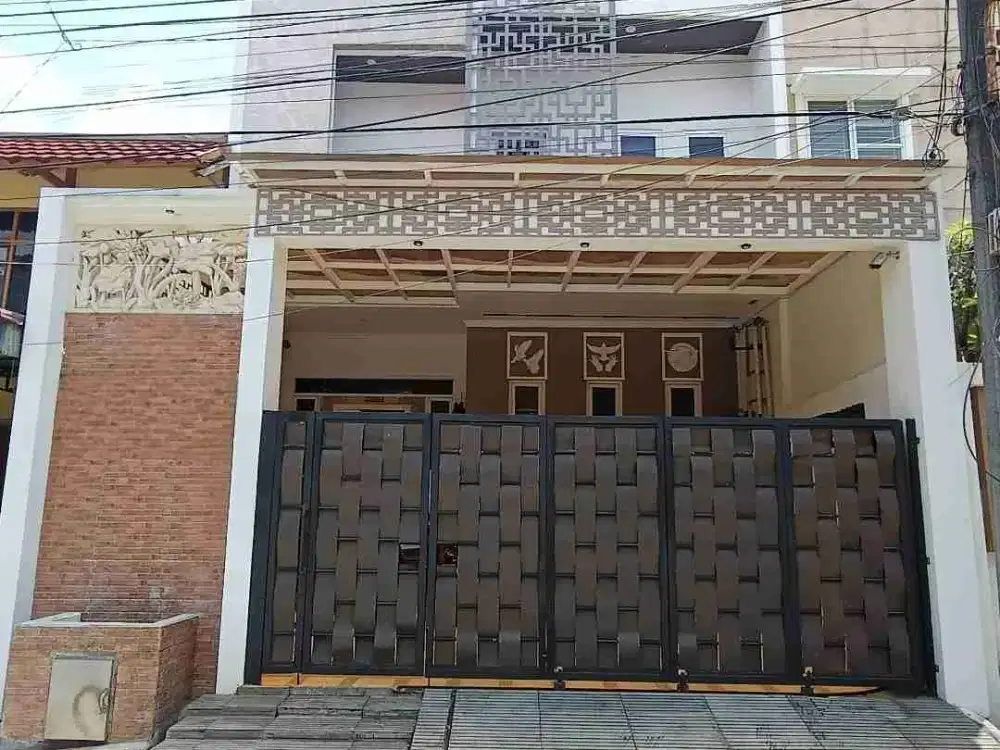 Rumah minimalis 3 lantai umur bangunan baru 4 tahun dijual lokasi favorit Sunter Jakarta Utara
