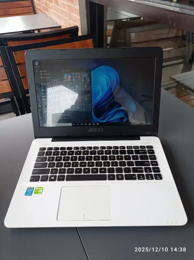 Laptop ASUS core i5. Sudah nvidia. Pemakaian ex kuliahan