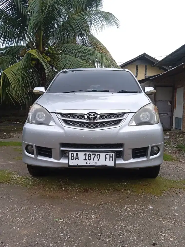 Toyota avanza g 2010.