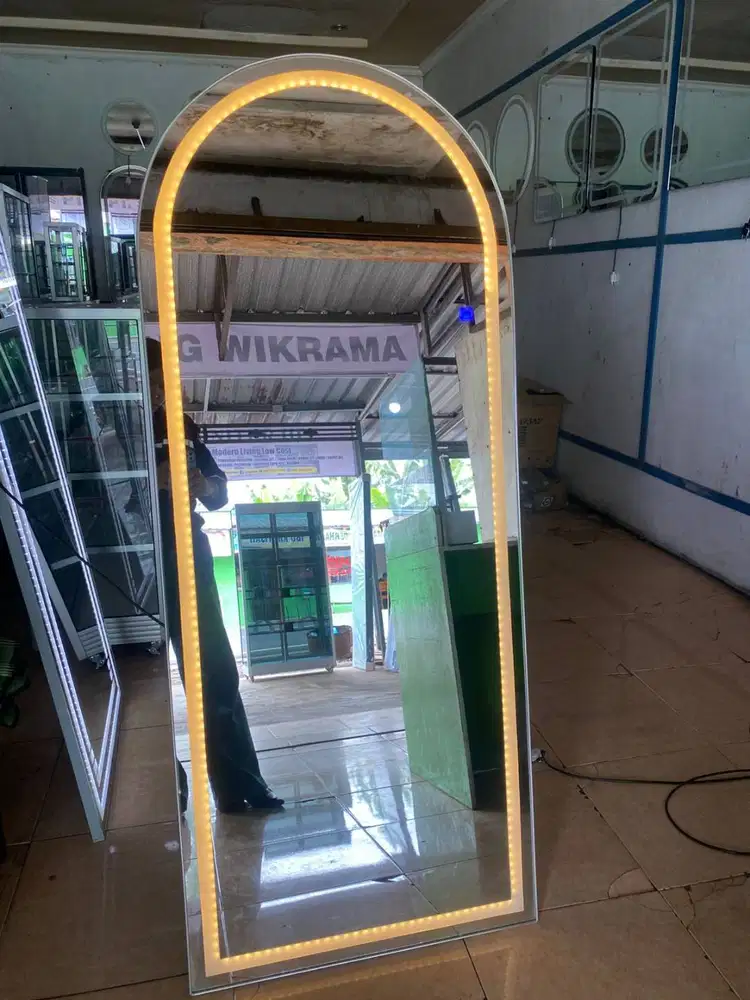 Standing mirror elegan—bikin ruangan makin estetik dan luas