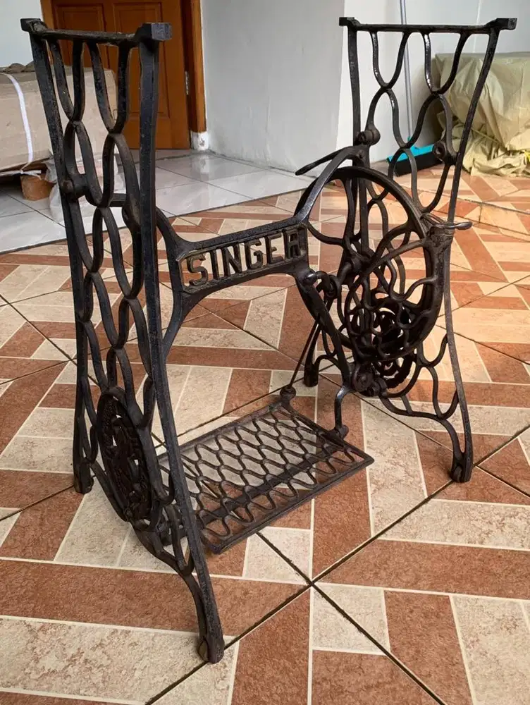 Kaki mesin jahit Singer antik