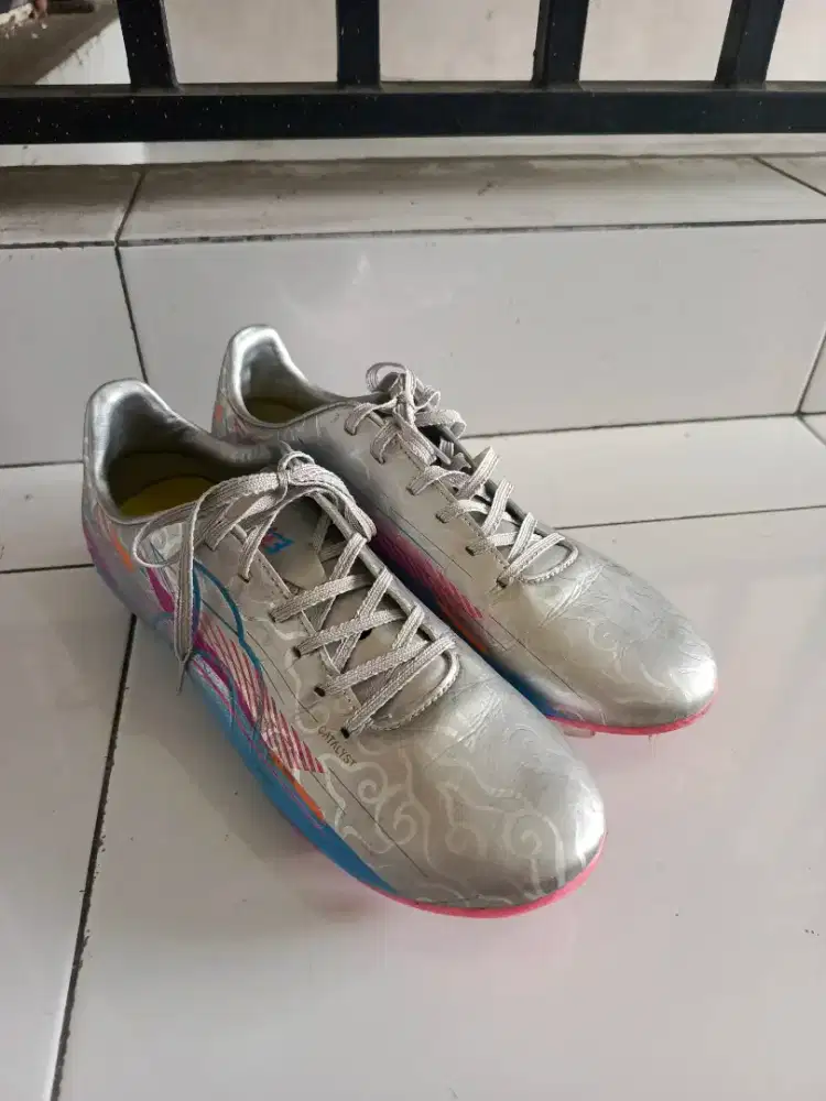 Sepatu bola ortus