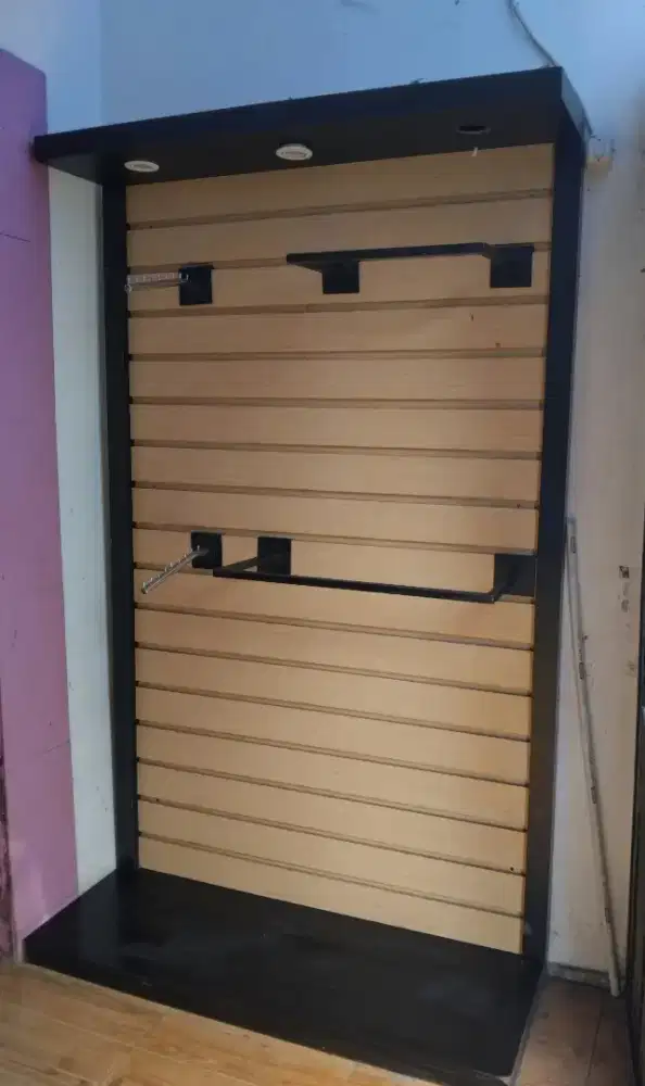 Wall display baju dan celana