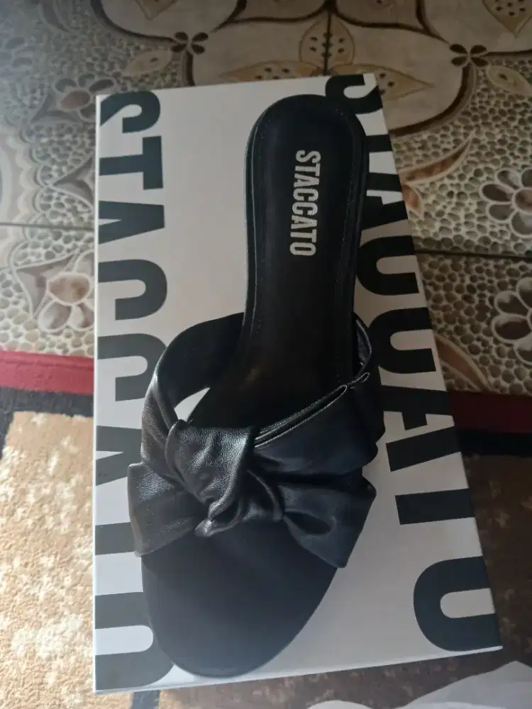 Sendal staccato wanita