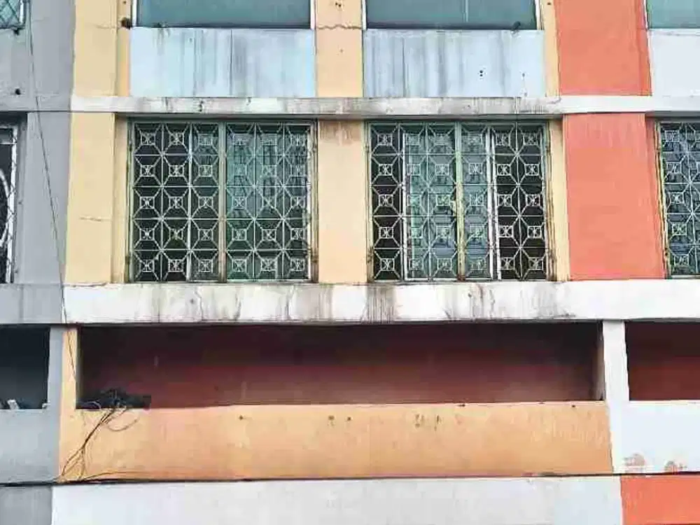 Ruko usaha rapih 3 lantai menghadap jalan dijual Cempaka Mas Jakarta Pusat