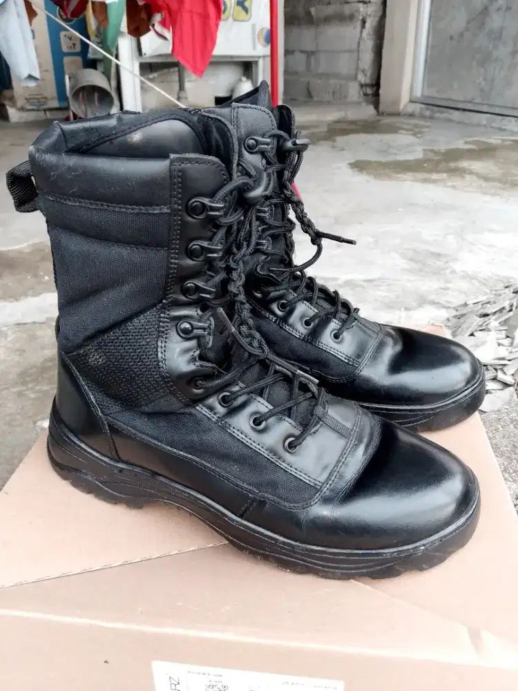 Sepatu lapangan merek laarz