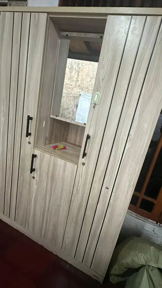 Lemari Pakaian 3 Pintu