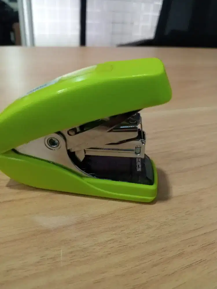 Staples hijau mini