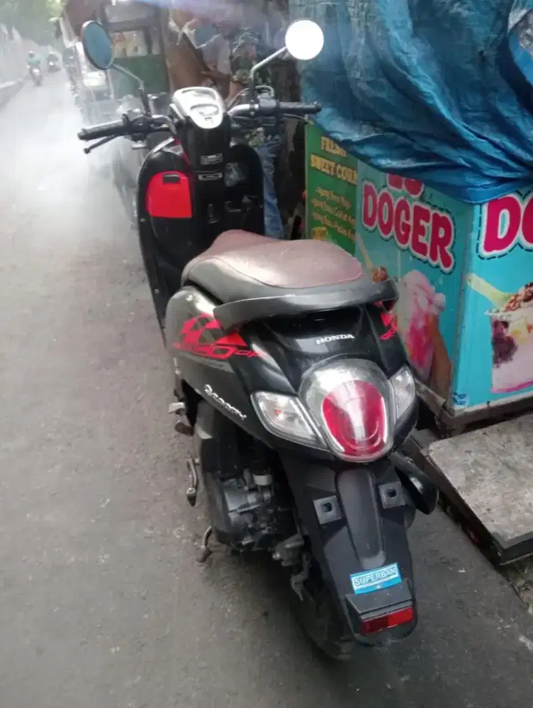 Scoopy 2018 warna hitam