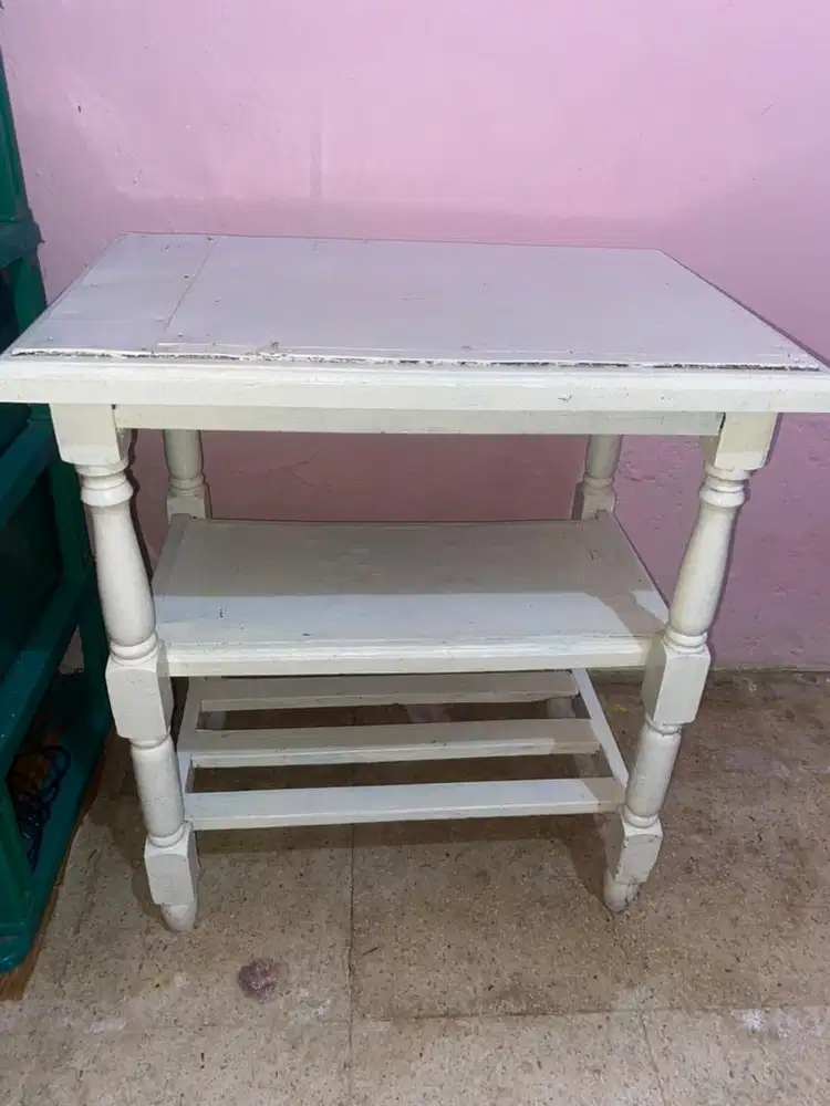 Meja kayu warna putih