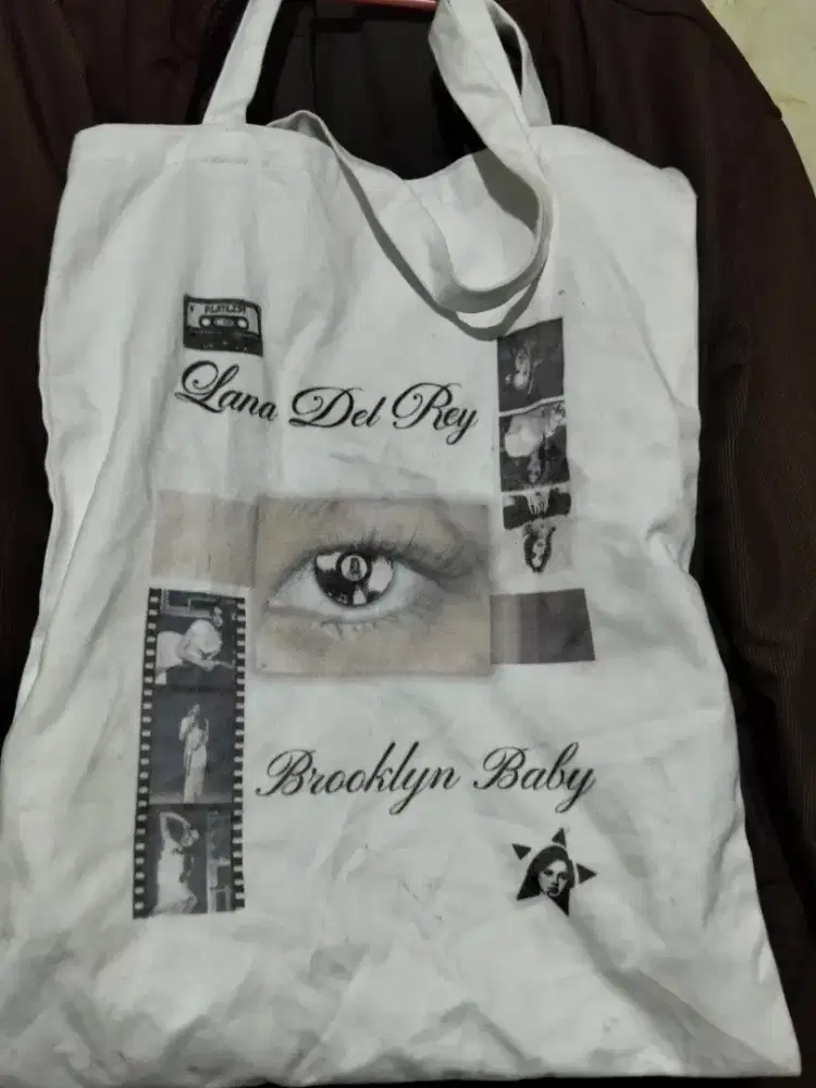 Totebag Putih – Lana Del Rey “Brooklyn Baby -HSC2025