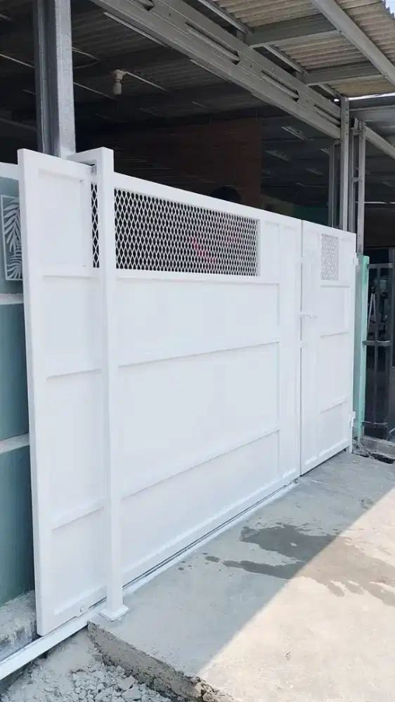 Pagar besi dan pintu gerbang