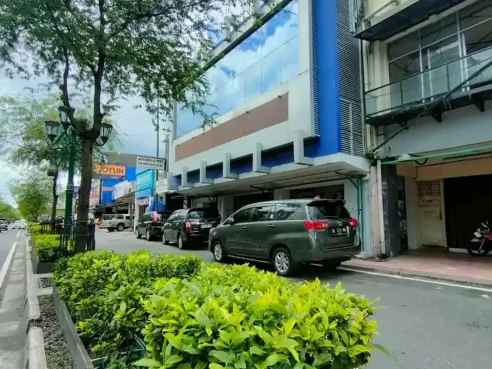 DIJUAL CEPAT Aset Komersial Strategis 3 Lantai dengan Potensi Pengembangan 4 Lantai di Lokasi Paling Prime