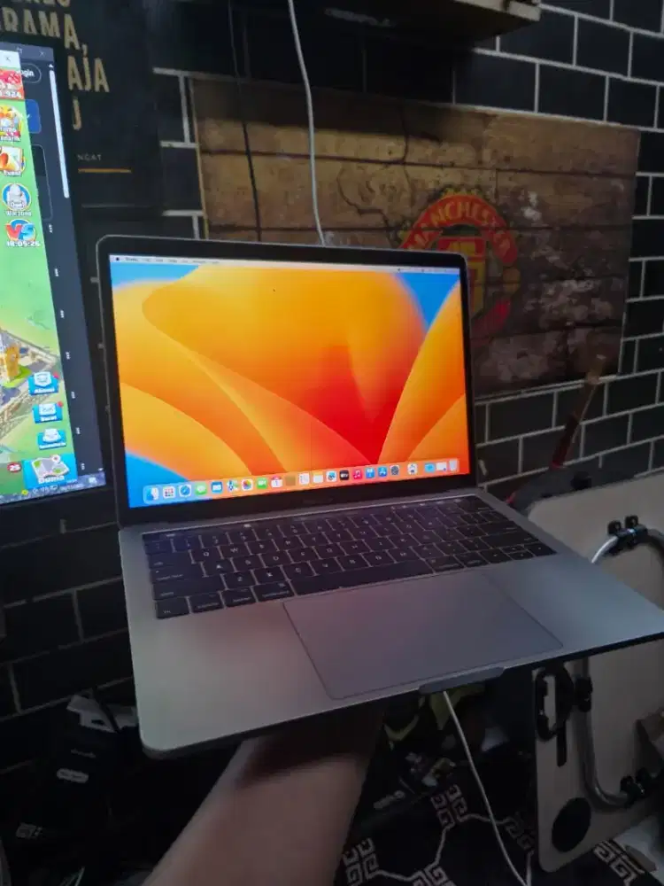 MacBook Pro 2017 Touchbar 8/256Gb iBox Fungsi Normal Siap Pakai