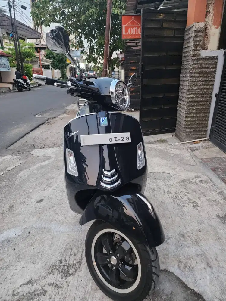 dijual piaggio vespa GTS 150 cc hitam 2023