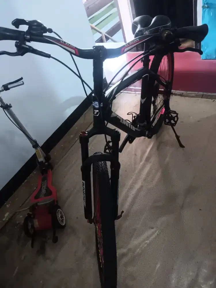 Sepeda gunung merk united