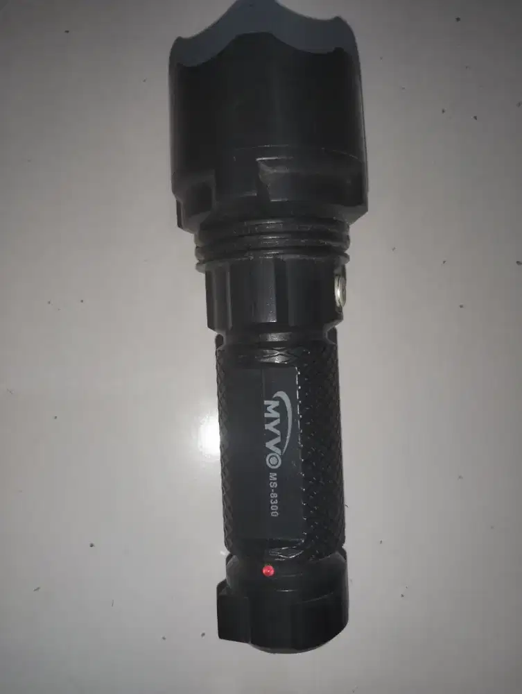 Senter Taktikal MYVO – Terang, Kuat, dan Tahan Lama