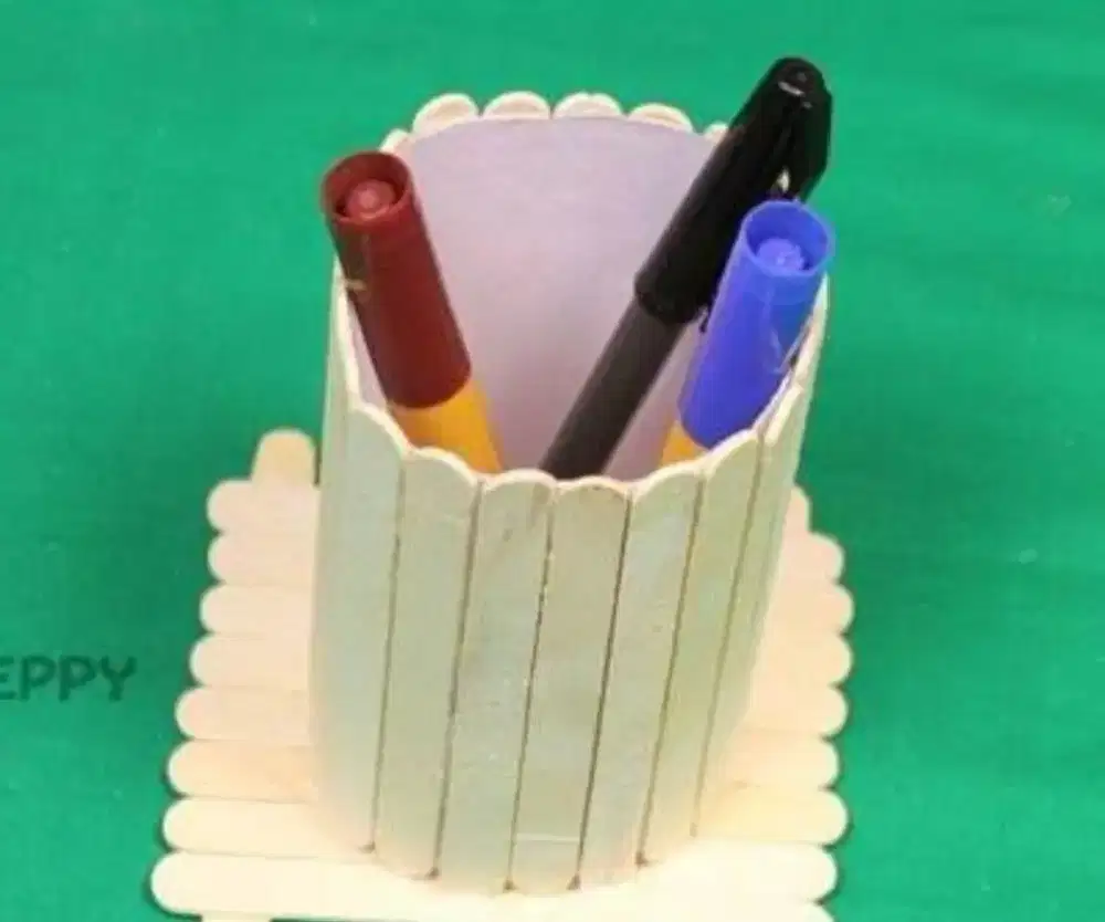 Tempat pensil dari stik es krim