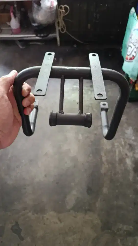 Breket windshield new megapro