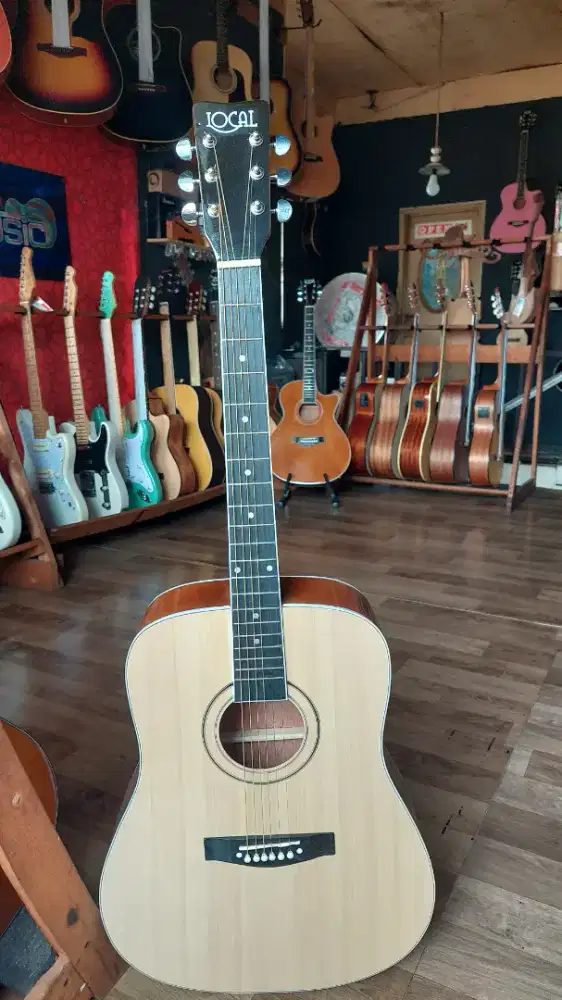 Gitar akustik elektrik lokal