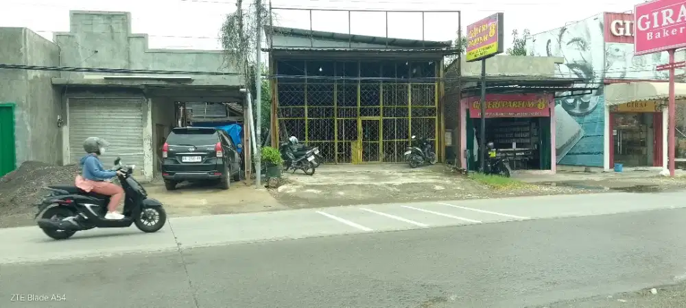 Dijual bangunan gudang material strategis,di jln raya kota gubug-smrg.