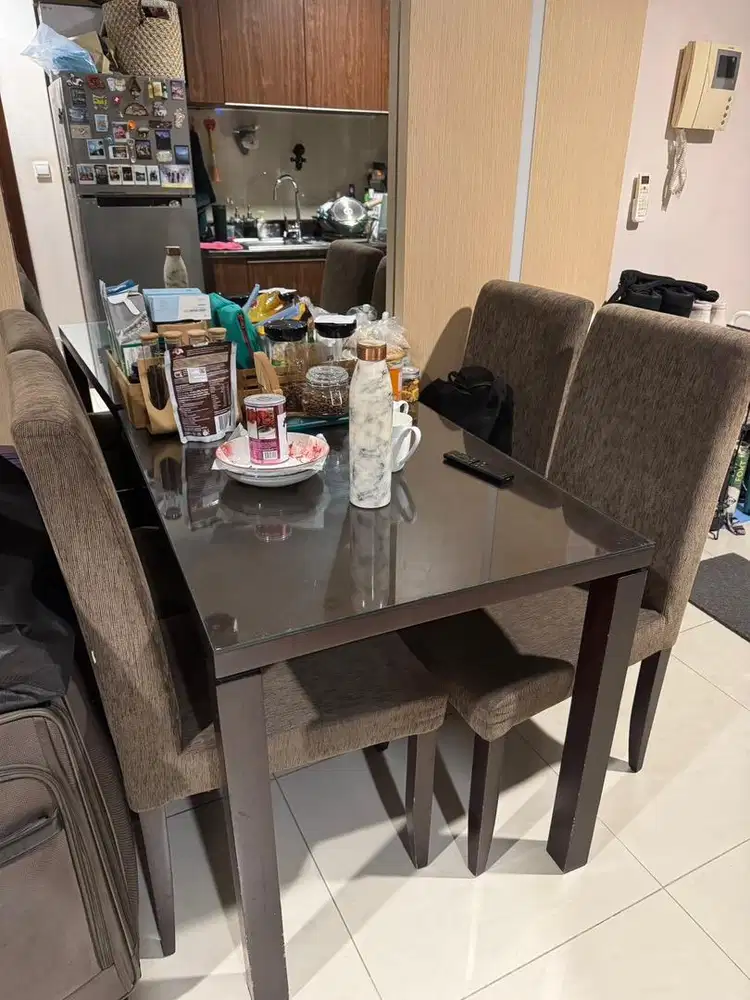 Meja makan 1 set dengan 4 sofa