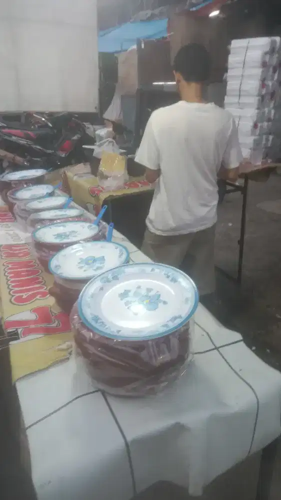 Di butuhkan pegawai wanita stand makanan