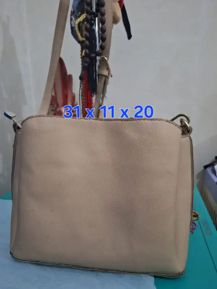 Tas selempang branded 
Sembonia uk 31 x 11 x 20 
Limited edition 
Bar