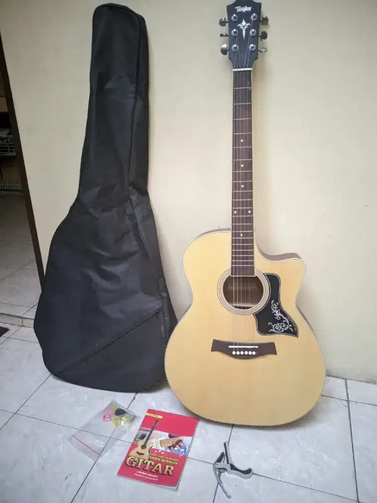 Gitar akustik taylor