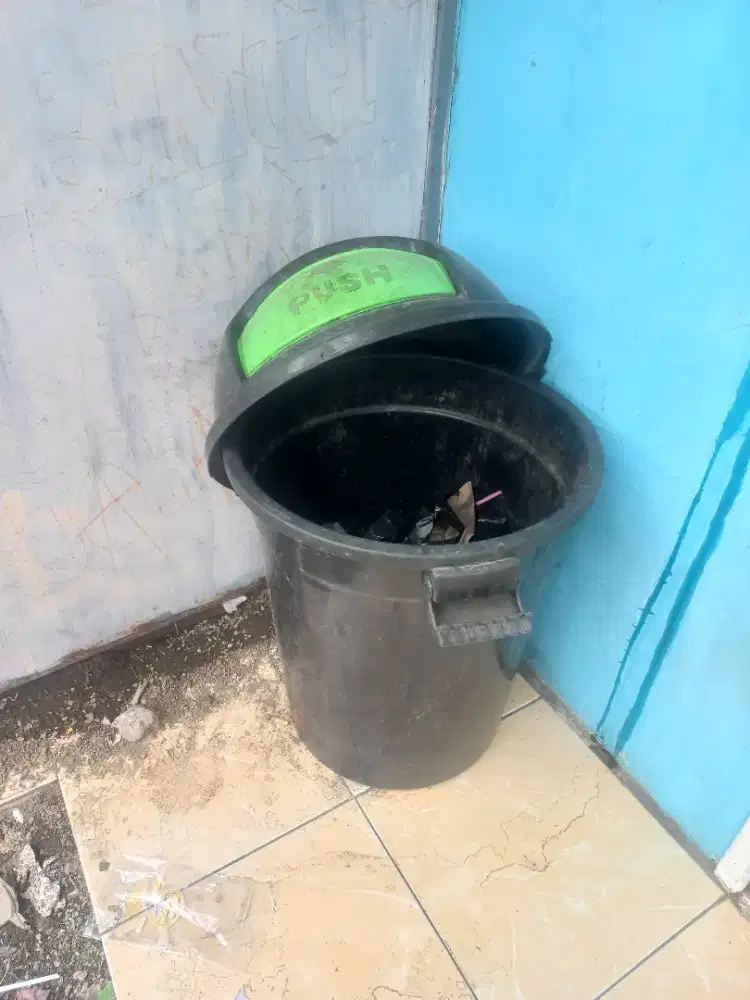 Tempat sampah ukuran besar