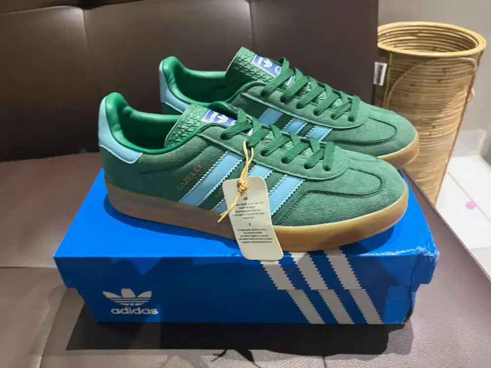 Sepatu strip hijau baru