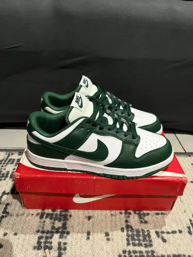 Sepatu centang hijau